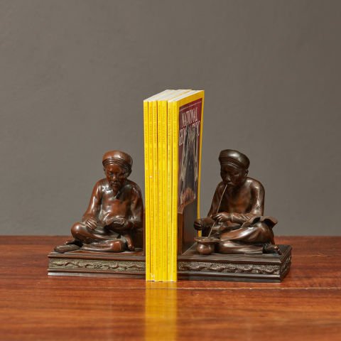İki Çinli Kitap Tutacağı