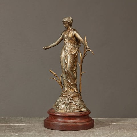 Sazlar ve Kadın Heykel