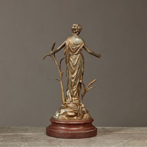 Sazlar ve Kadın Heykel