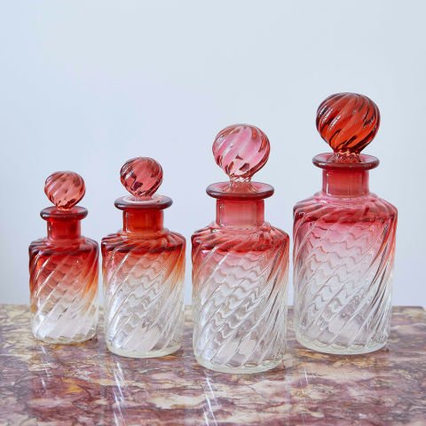 Dört Baccarat Şişe