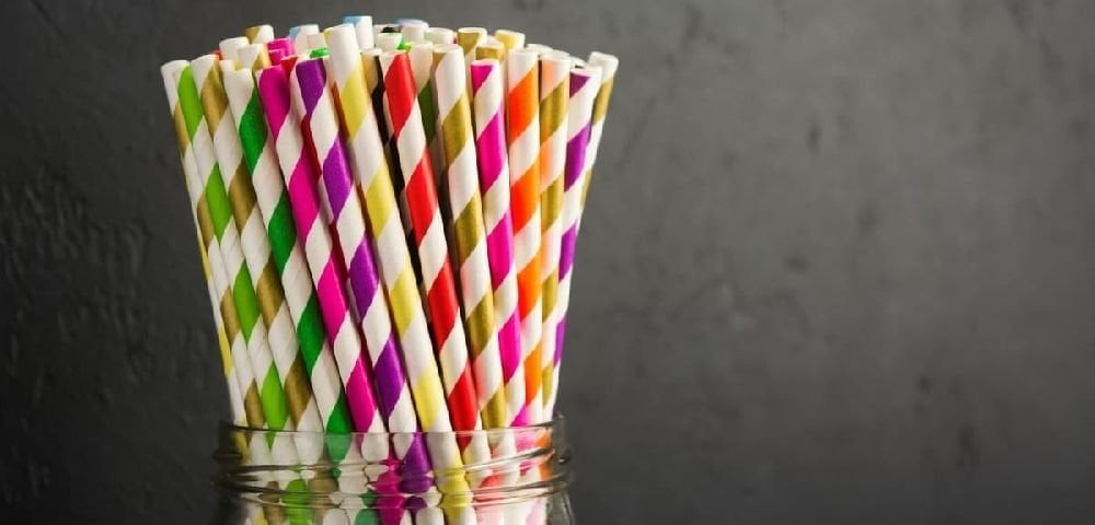 Geleneksel plastik pipetlerin çevresel etkisi nedeniyle birçok ülke plastik pipet kullanımını sınırlandırmış veya yasaklamıştır. 