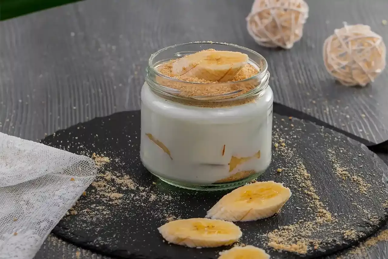Muzlu Magnolia tarifiyle hafif, lezzetli bir tatlı yapın. Kreması, muz dilimleri ve bisküvi katmanlarıyla sunumu şıklaştırın. Evde, kafede kolayca hazırlayabilir, toptan plastik kaplarla pratik servis yapabilirsiniz.