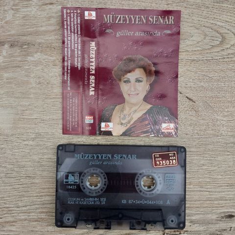 MÜZEYYEN SENAR - GÜLLER ARASINDA KASET