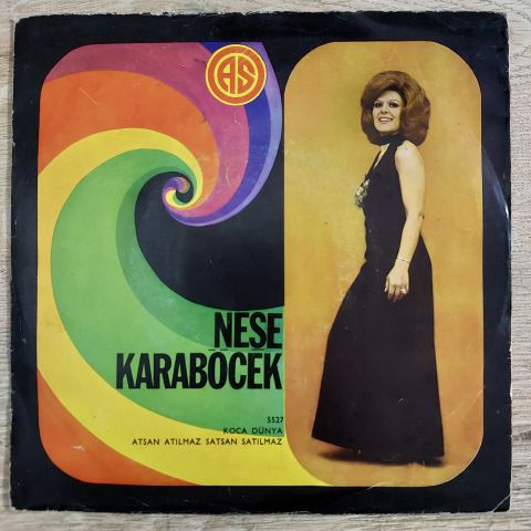 Neşe Karaböcek – Koca Dünya / Atsan Atılmaz Satsan Satılmaz 45LİK PLAK