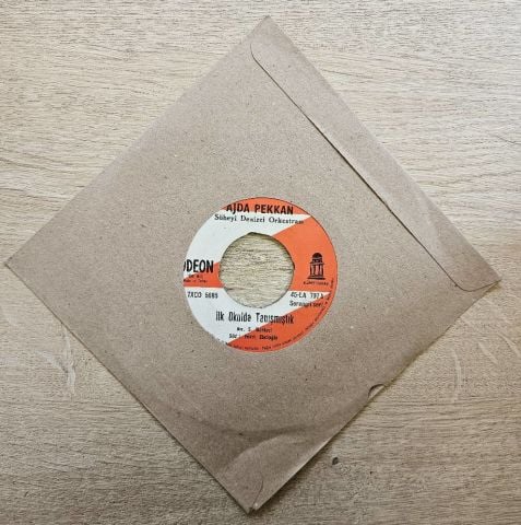 AJDA PEKKAN - İLK OKULDA TANIŞMIŞTIK SEVİYORUM 45LİK PLAK