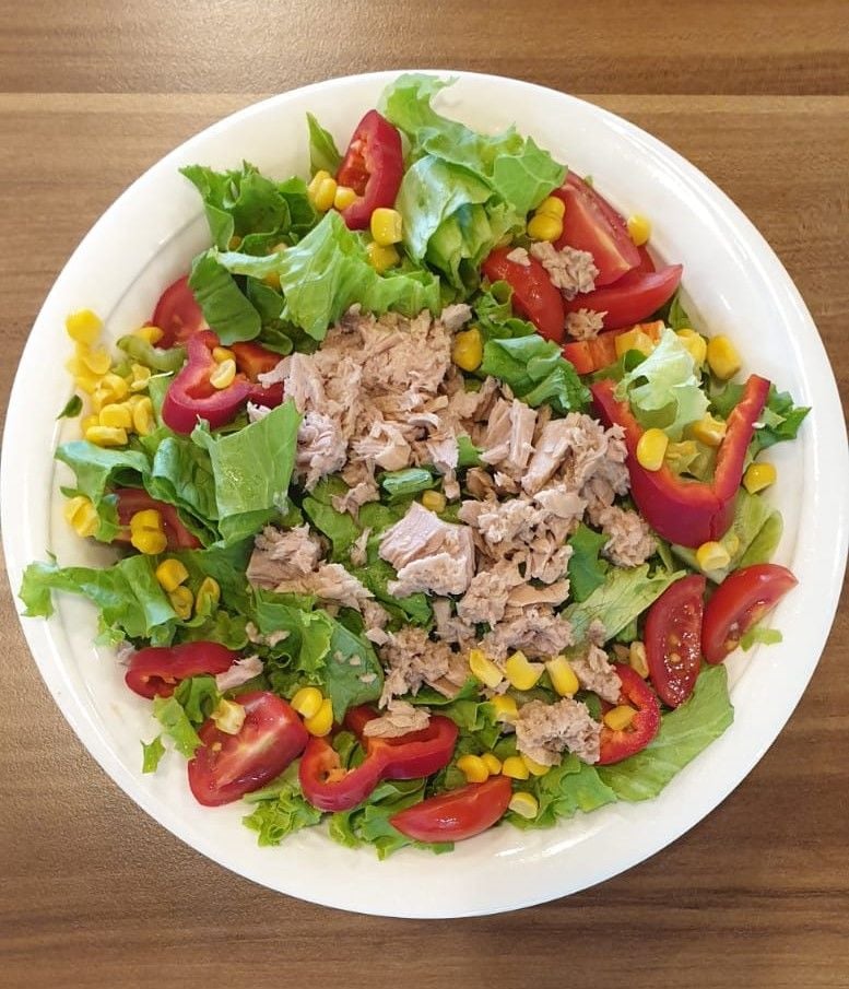 TON BALIKLI KİNOA SALATASI