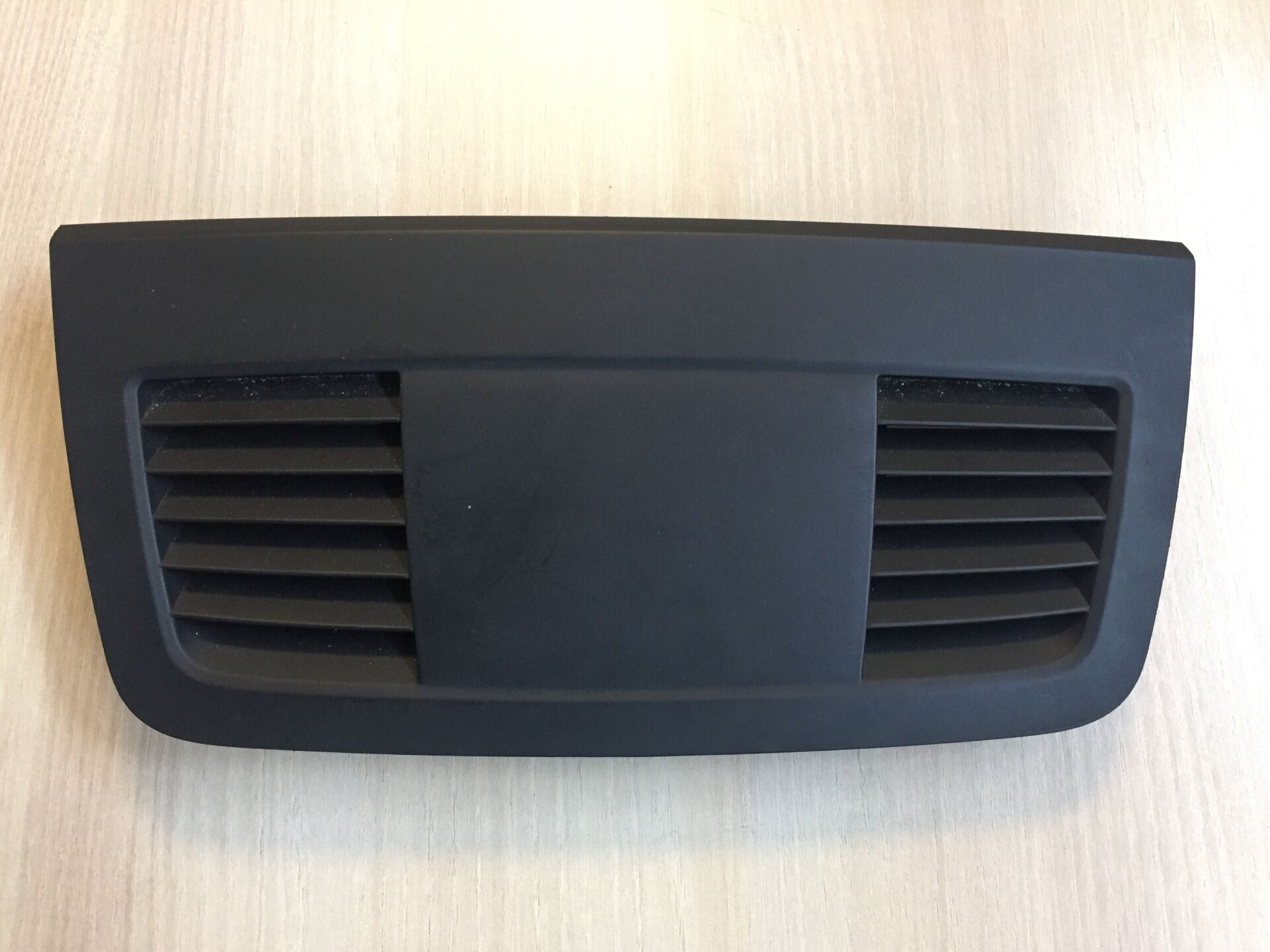 E90 ÖN GÖĞÜS TORPİDO IZGARA