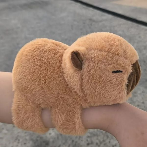 Sevimli Kapibara Peluş Bileklik Hediyelik Bileklik Capybara Kahverengi Peluş 16cm Oyuncak