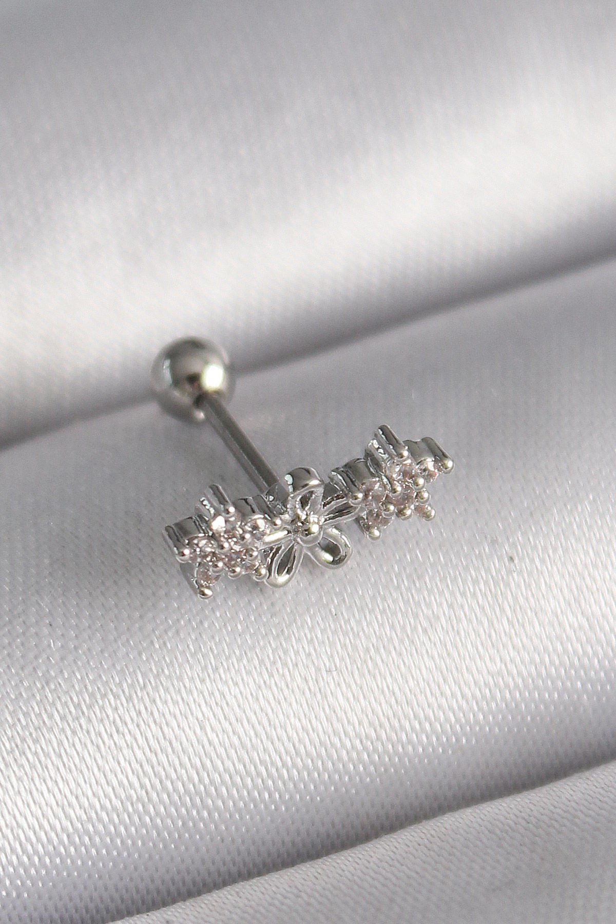 Gümüş Zirkon Taşlı Çiçek Tragus Piercing - 316L Çelik