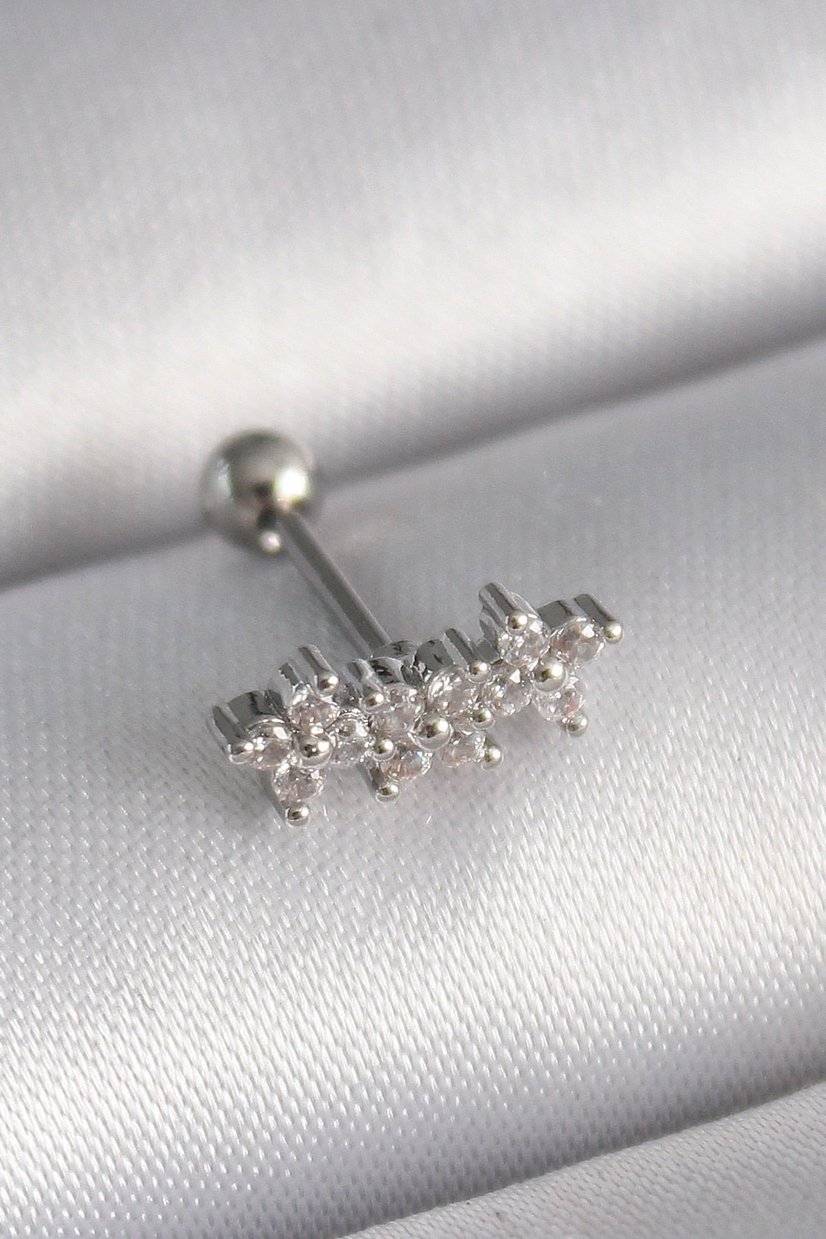 Gümüş Zirkon Taşlı Yonca Tragus Piercing - 316L Çelik