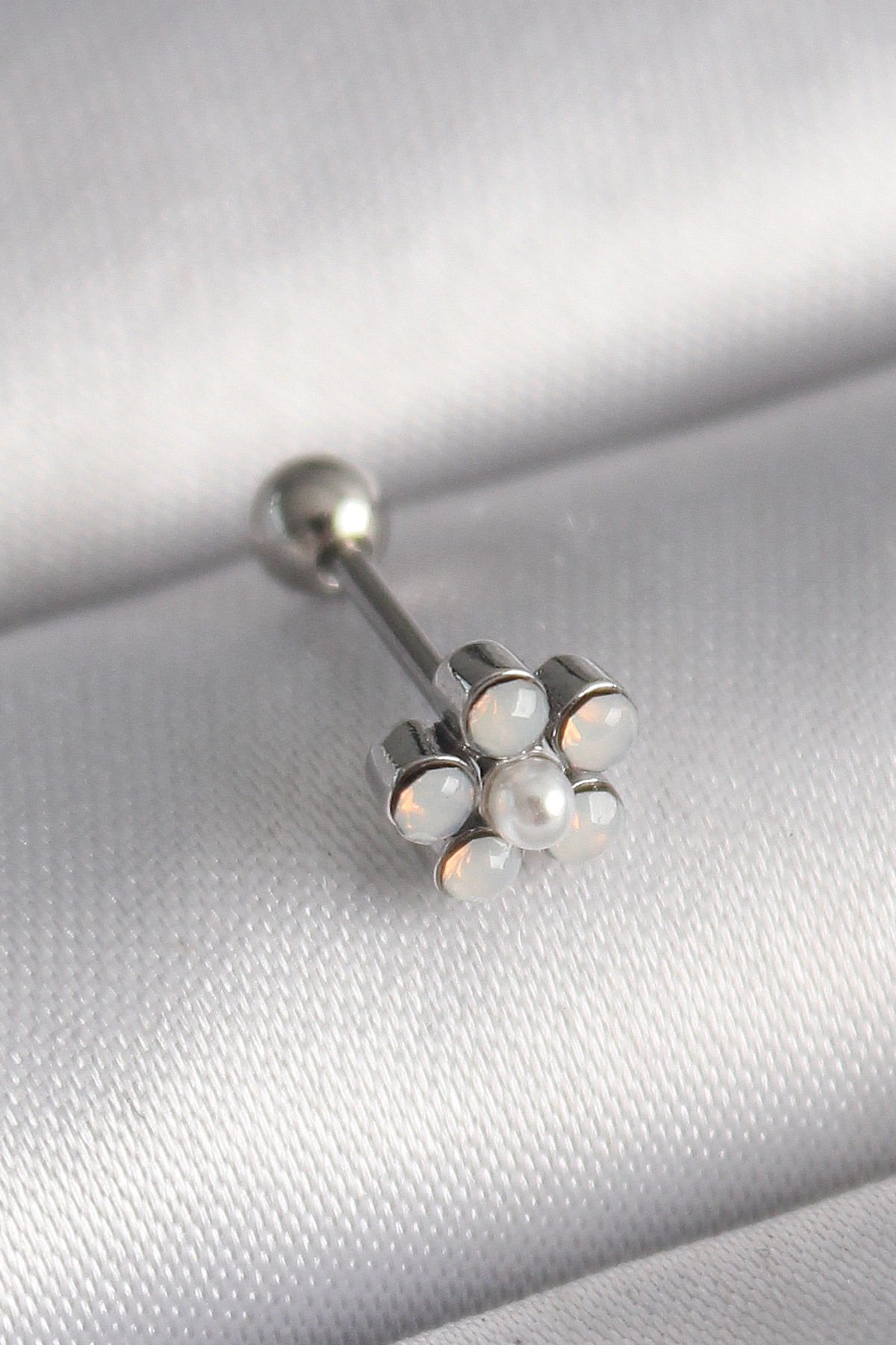 Gümüş Zirkon Taşlı Çiçek Tragus Piercing - 316L Çelik