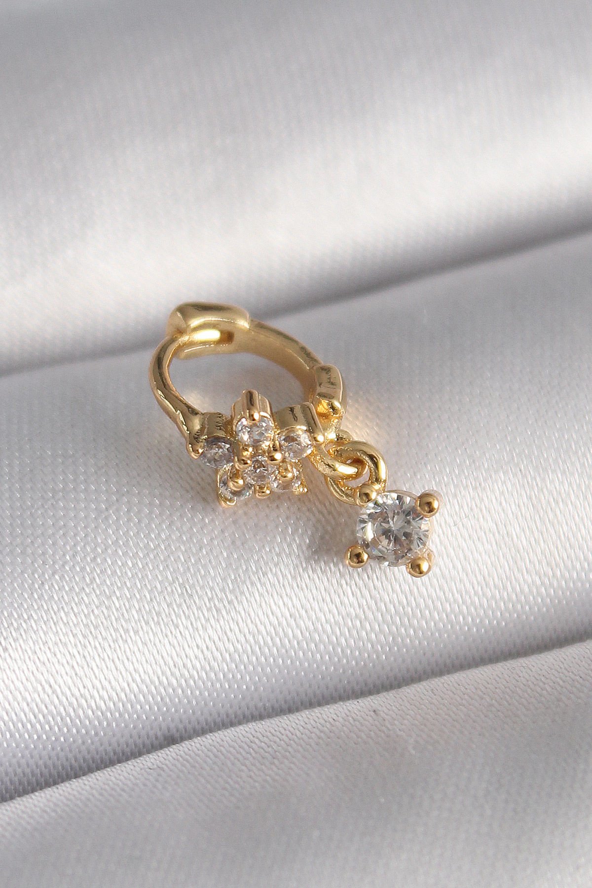 Gold Zirkon Taşlı Çiçek  Tragus Piercing - 316L Çelik
