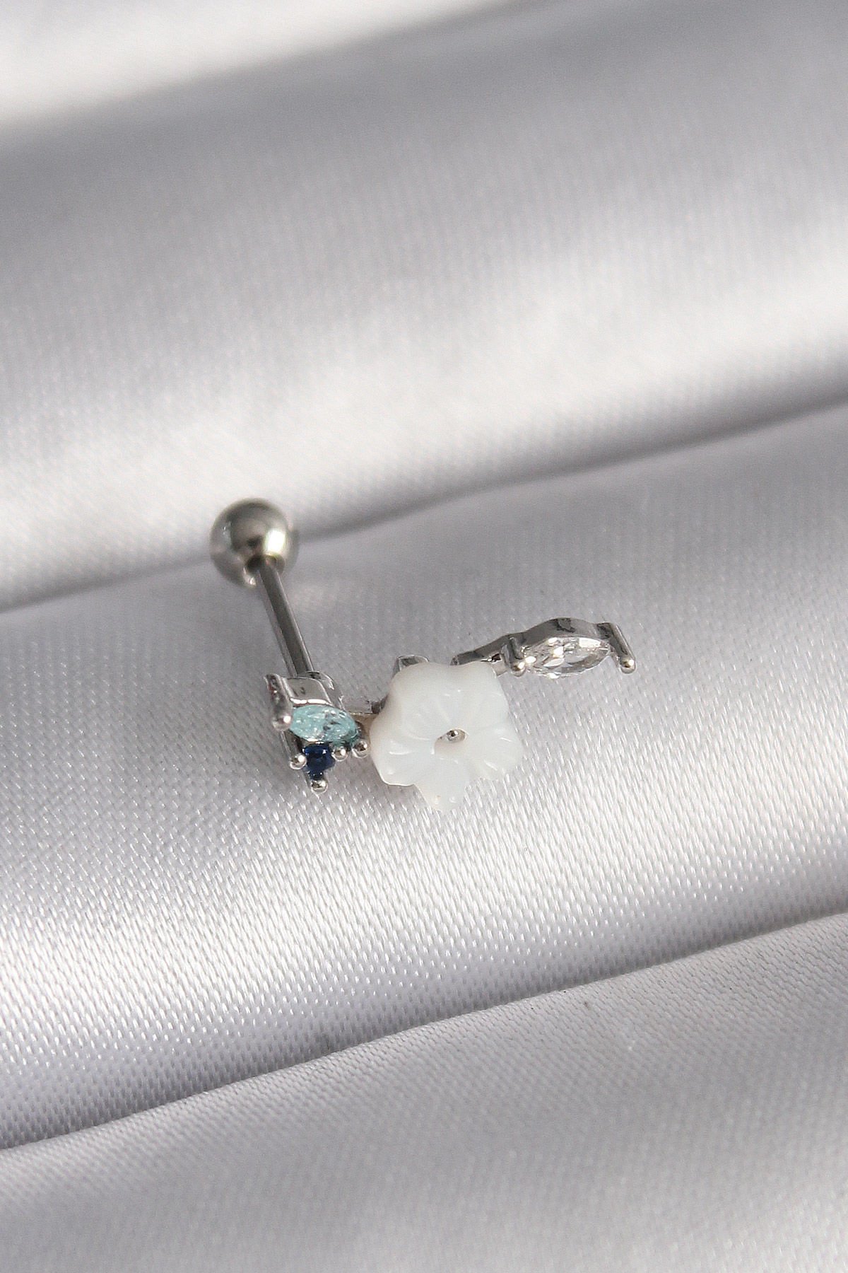 Gümüş Zirkon Taşlı Beyaz Çiçek  Tragus Piercing - 316L Çelik