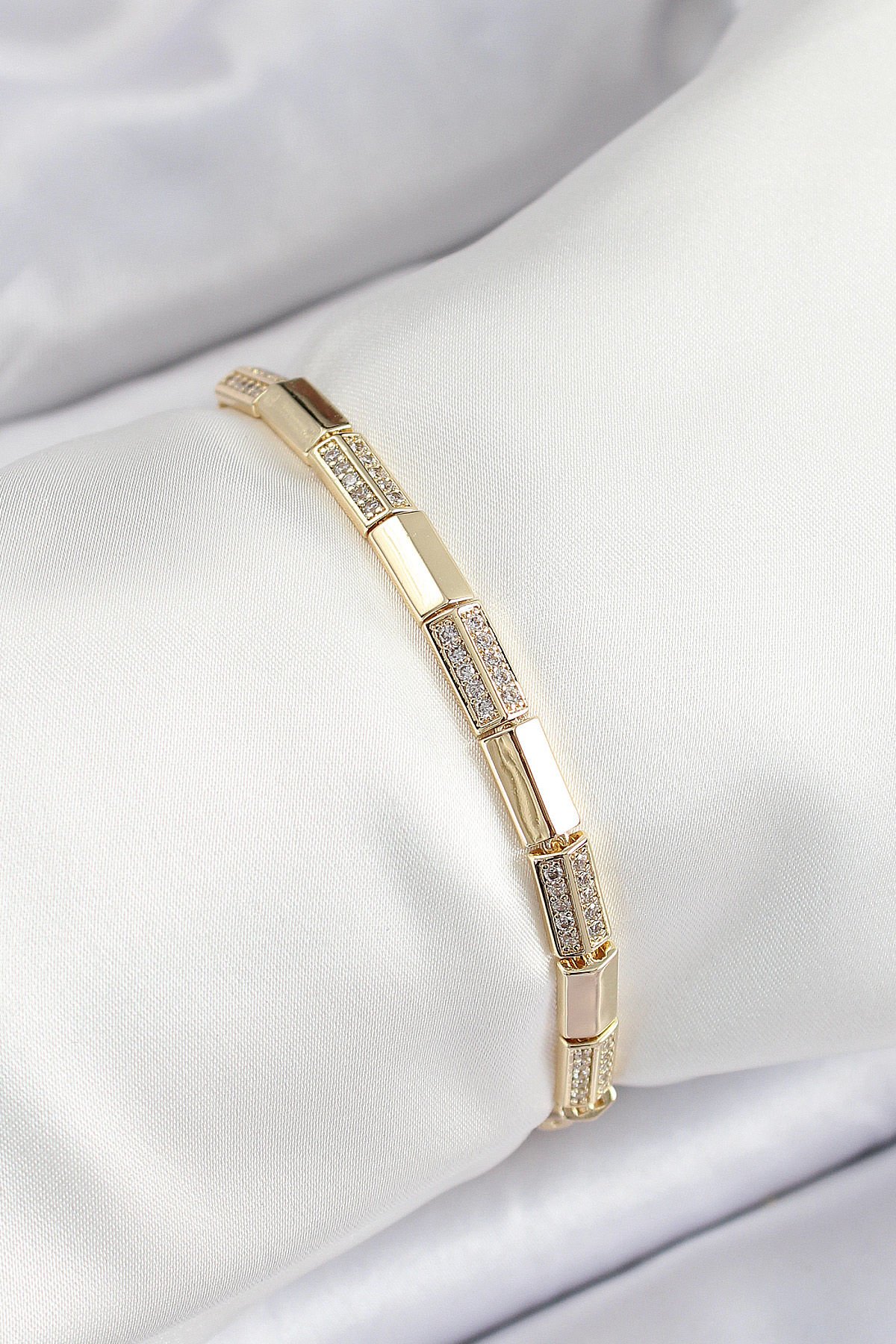 Pirinç Dikdörtgen Model Zirkon Taşlı Gold Renk VİP Seri Kadın Bileklik