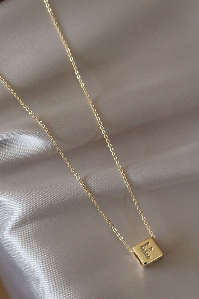 Küp Model Gold Renk Zirkon Taşlı F Harfli Kolye