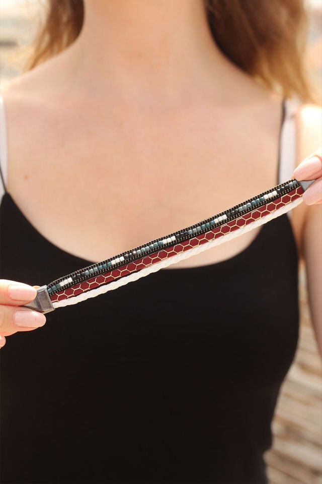 Bordo Renk Desenli Tasarımlı Taşlı Beyaz Örgü Model Kadın Deri Bileklik