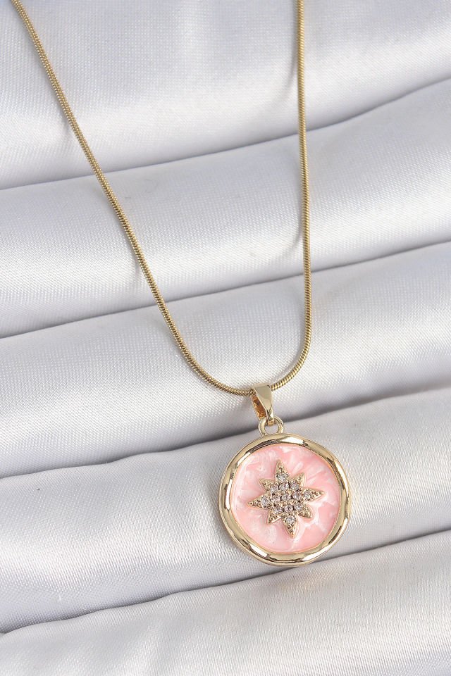 316L Çelik Gold Renk Zincir Pembe Mineli Zirkon Taşlı Kuzey Yıldız İşlemeli Madalyon Model Kadın Kolye