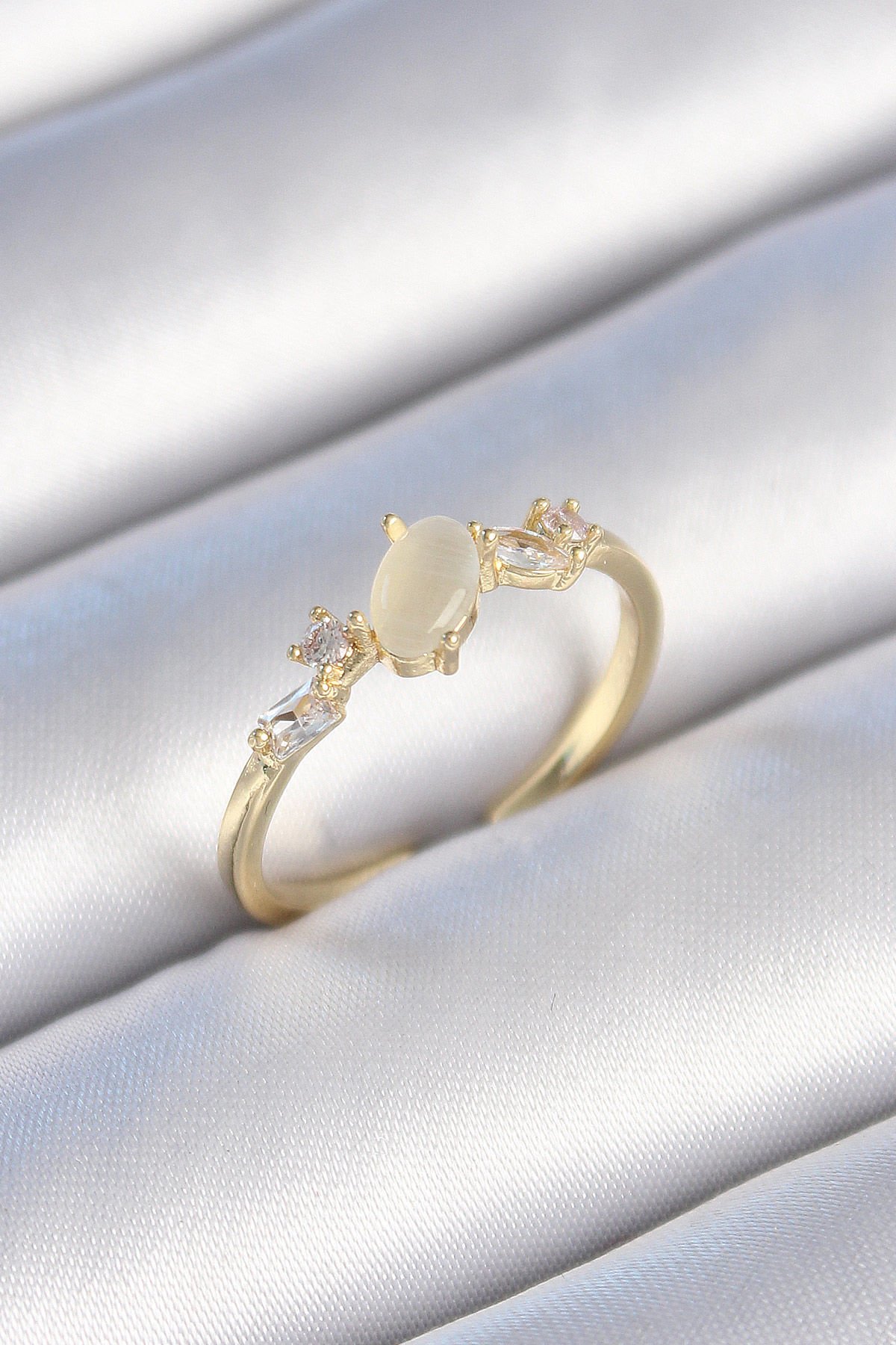Gold Zirkon Taşlı Kadın Yüzük - Oval Beyaz Mineli Tasarım