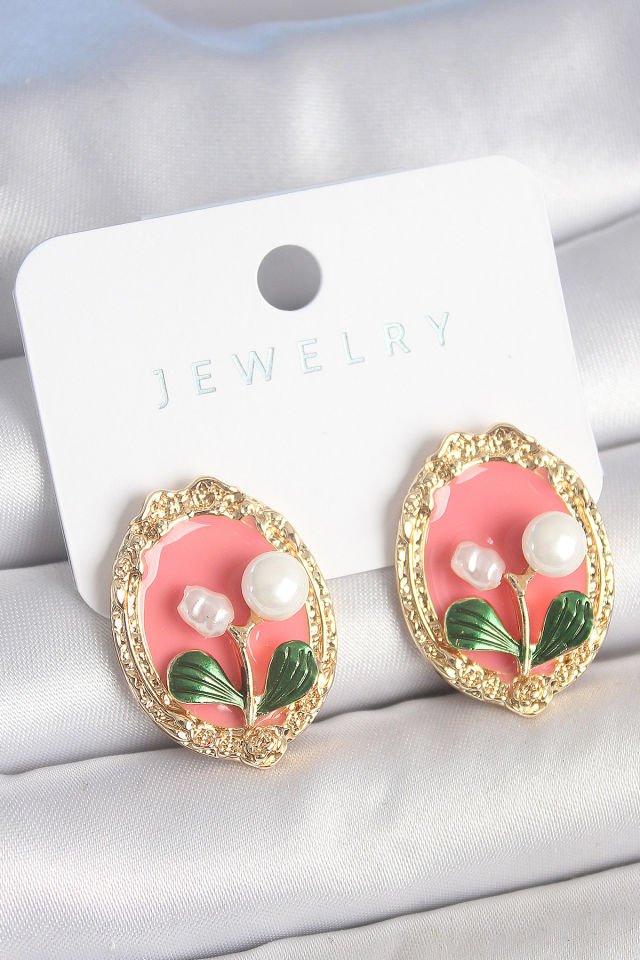 Pirinç Gold Renk Pembe Mineli İncili Çiçek İşlemli Portre Model Kadın Küpe