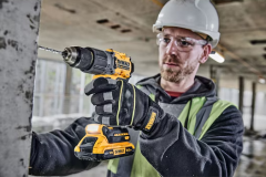 DEWALT 18V 2Ah XR ÇİFT AKÜLÜ DARBELİ MATKAP