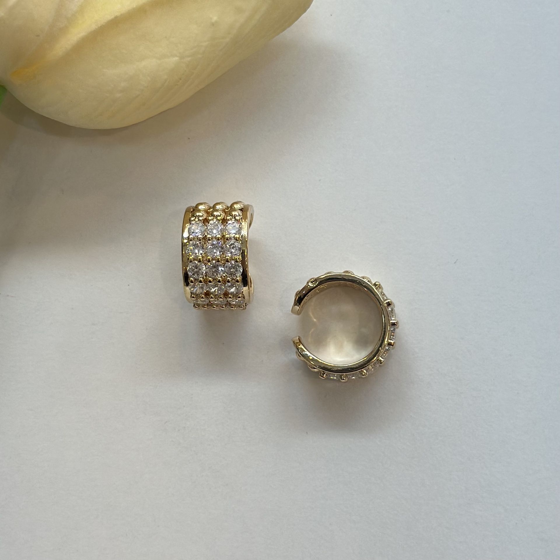 Gold Üç Sıra Taşlı Kıkırdak Küpe