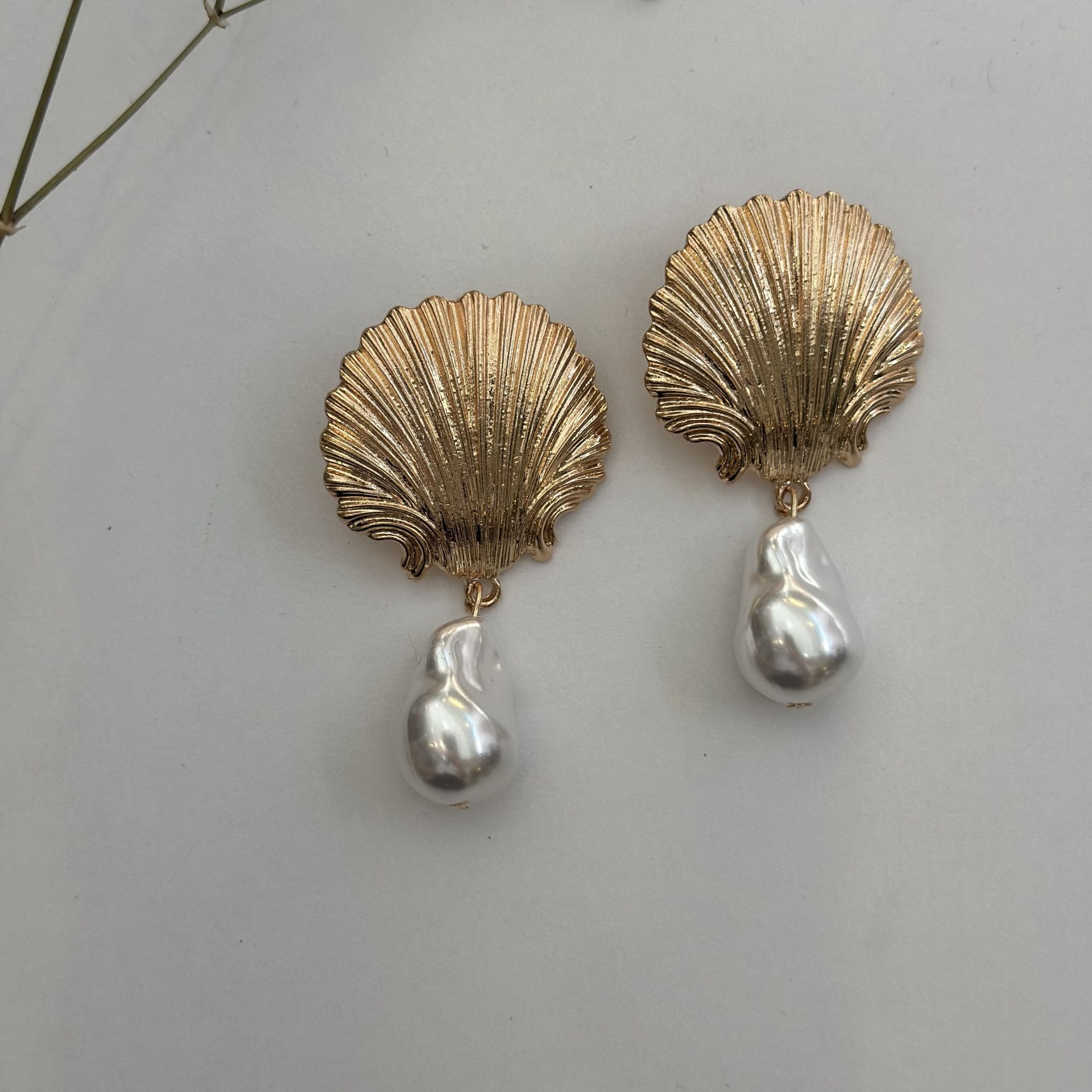 İnci Detaylı Gold Midye Küpe