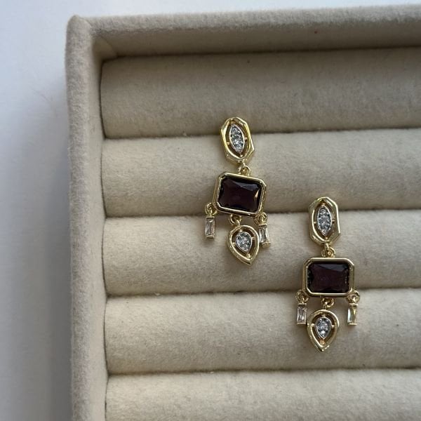 Mor Taşlı Sallantılı Küpe