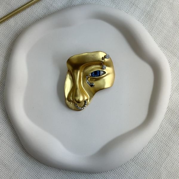 Gold Plaka Piercingli Maske Broş