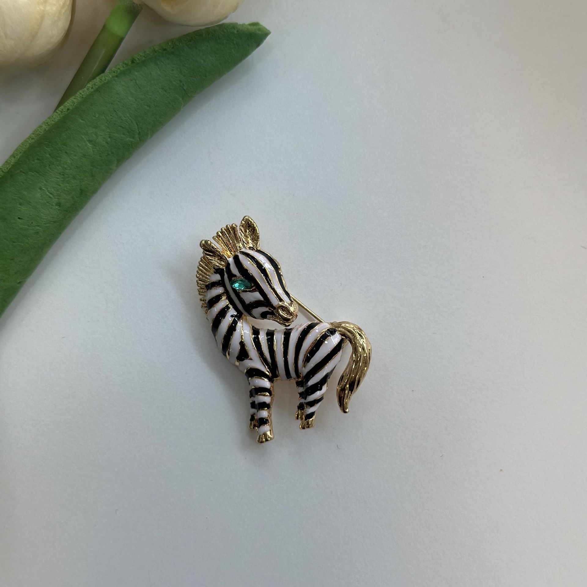 Yeşil Taşlı Zebra Broş