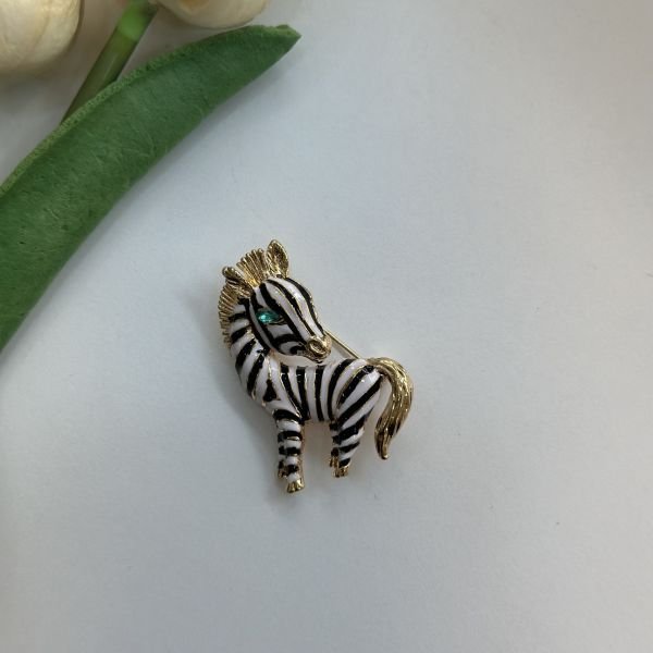 Yeşil Taşlı Zebra Broş