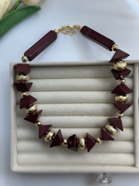 Gold Plaka Detaylı Asimetrik Bordo Kolye