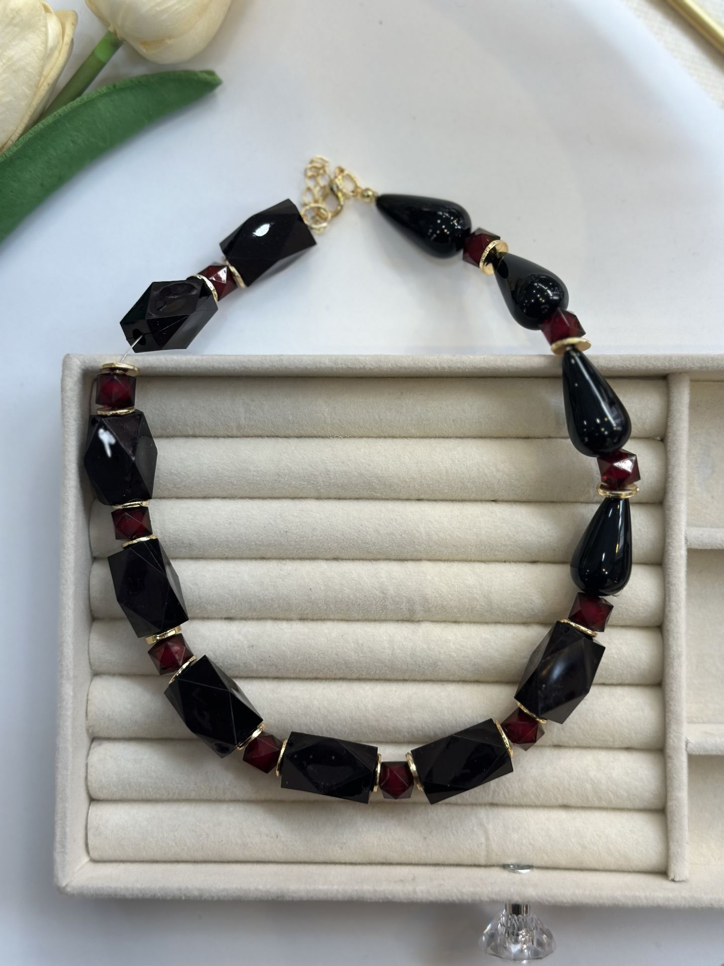 Bordo Boncuklu Damla Model Detaylı Siyah Kolye