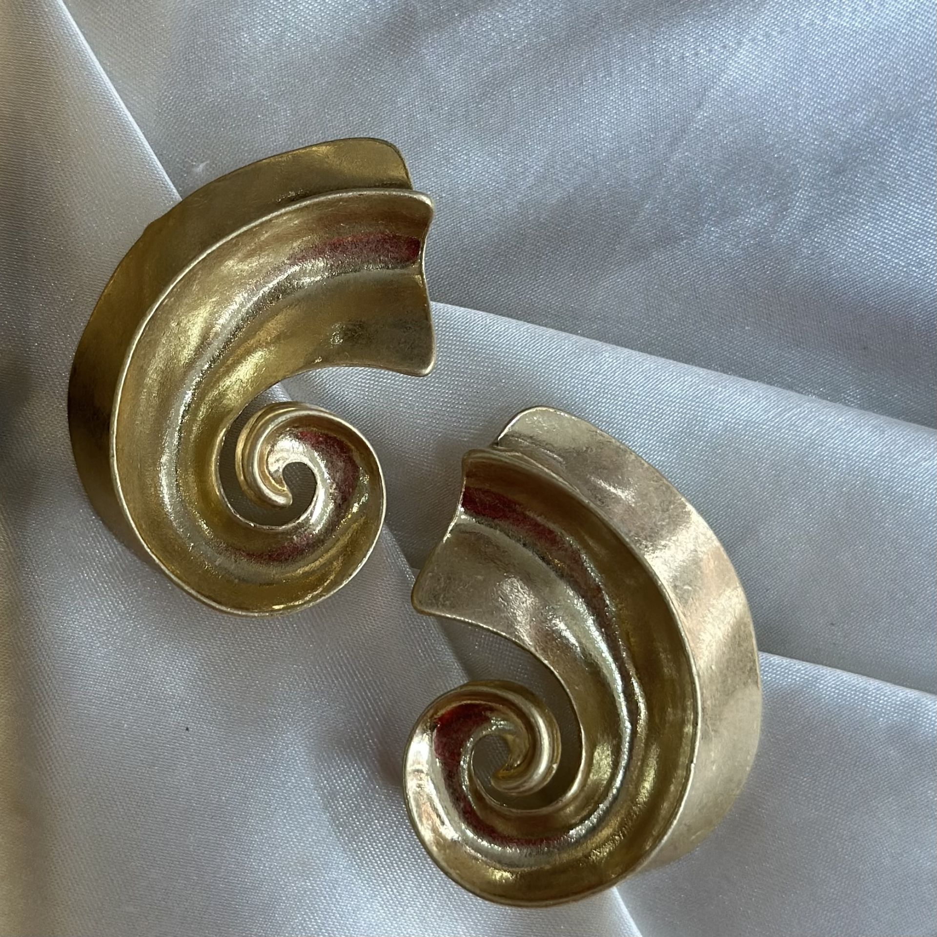 Mat Plaka Detaylı Gold Midye Küpe