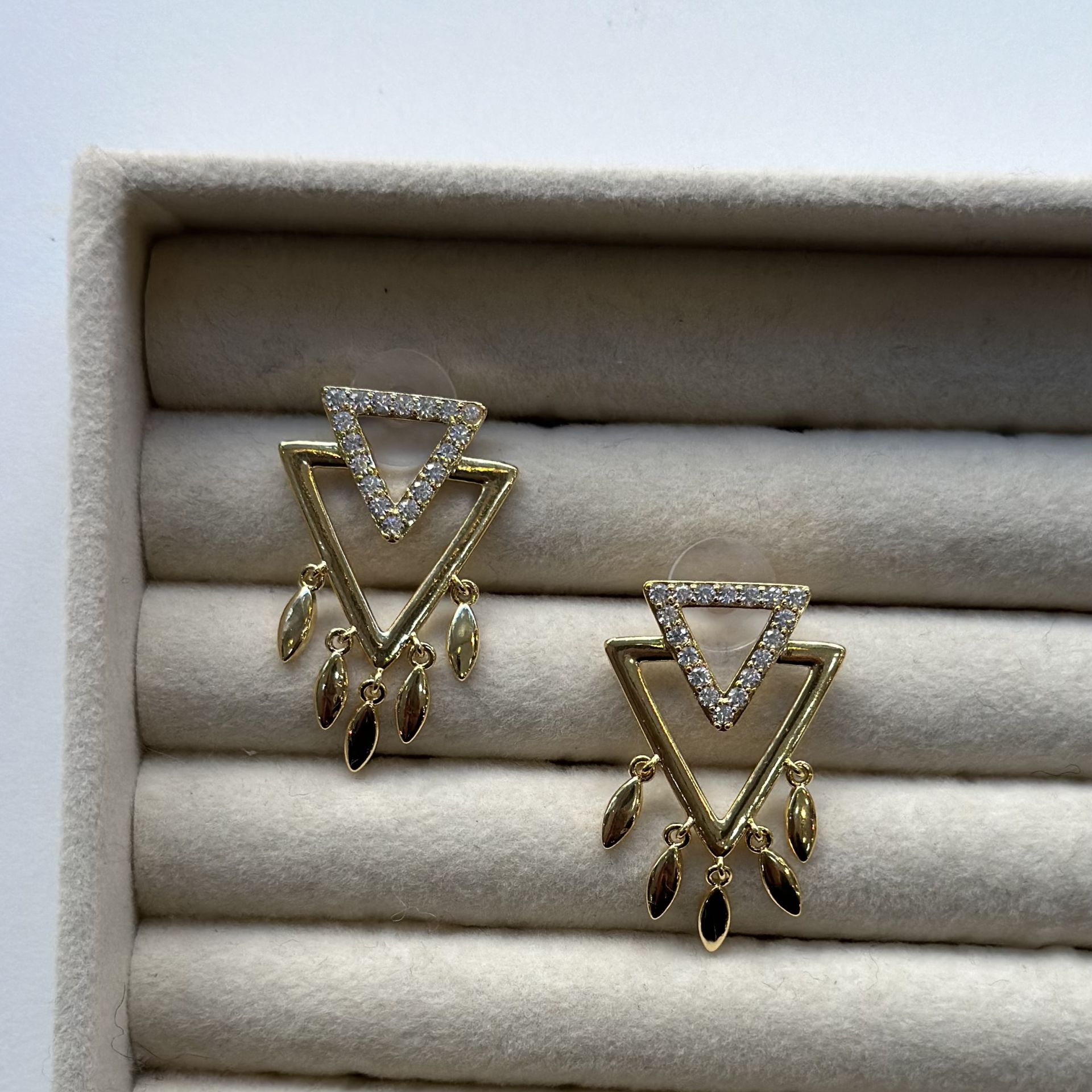Zirkon Taşlı Pullu Üçgen Gold Küpe