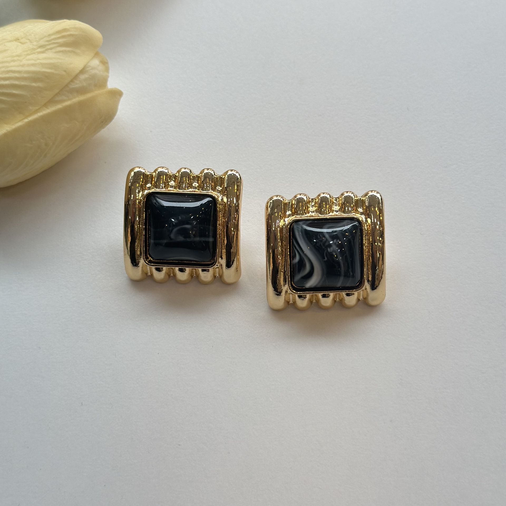 Gold Plaka Detaylı Mermer Desenli Siyah Kare Küpe