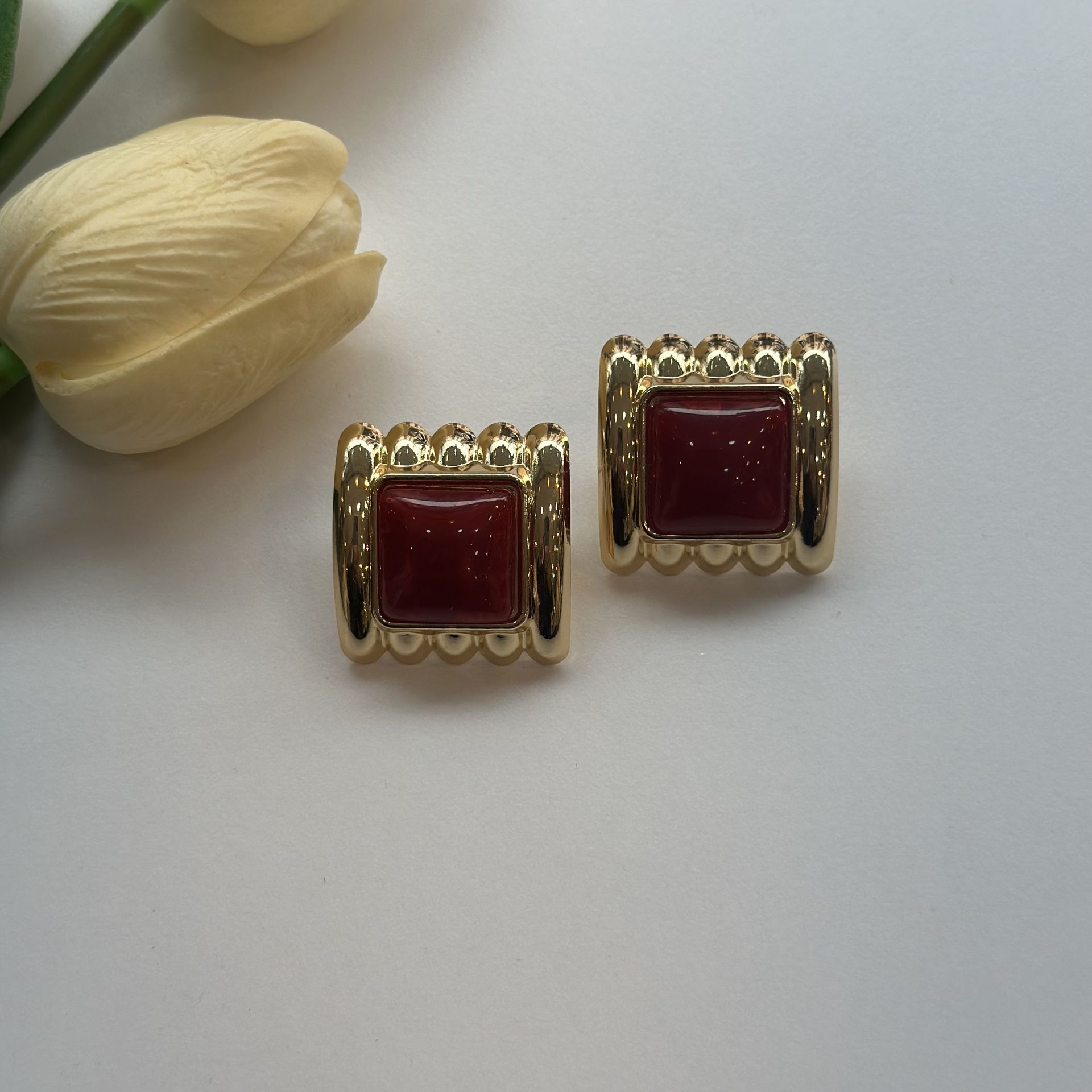 Gold Plaka Detaylı Bordo Küpe