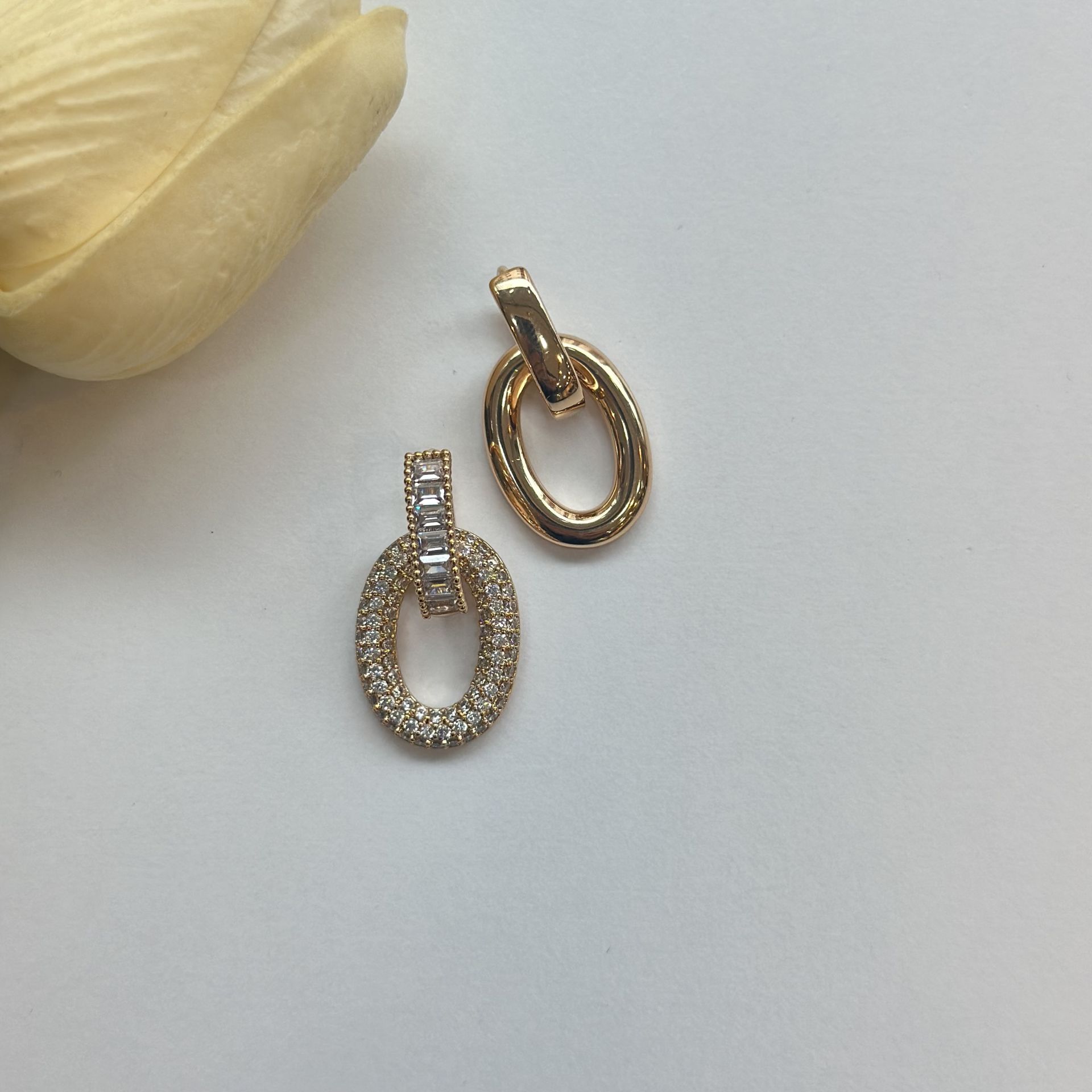 Zirkon Taşlı Plaka Detaylı Oval Xuping Küpe