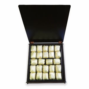 Lazer Kazıma Logolu Ahşap Kutuda 24 Adet Spesiyal Çikolata