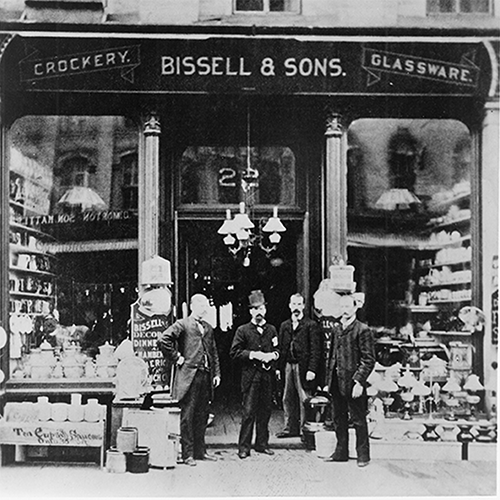 1876 - Melville ve Anna Bissell bir züccaciye dükkanı açtı. Michigan, ABD