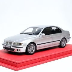 1:18 BMW M5 E39 Titanium Silver 2002 - Otto Mobile