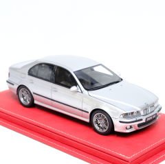 1:18 BMW M5 E39 Titanium Silver 2002 - Otto Mobile