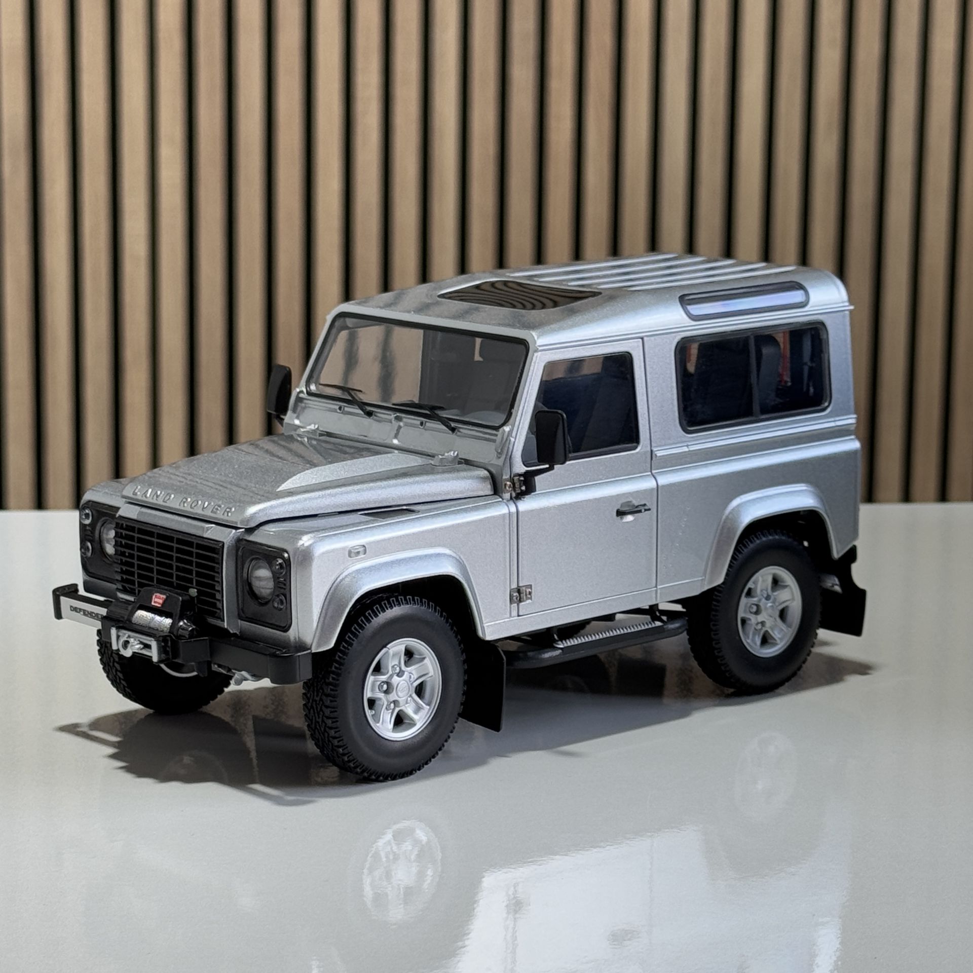 1:18 Land Rover Defender 90 Indus Silver - Kyosho