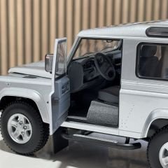 1:18 Land Rover Defender 90 Indus Silver - Kyosho
