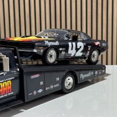 1:18 Dan Gurney's Plymouth Set Barracuda+Dodge D300 - ACME
