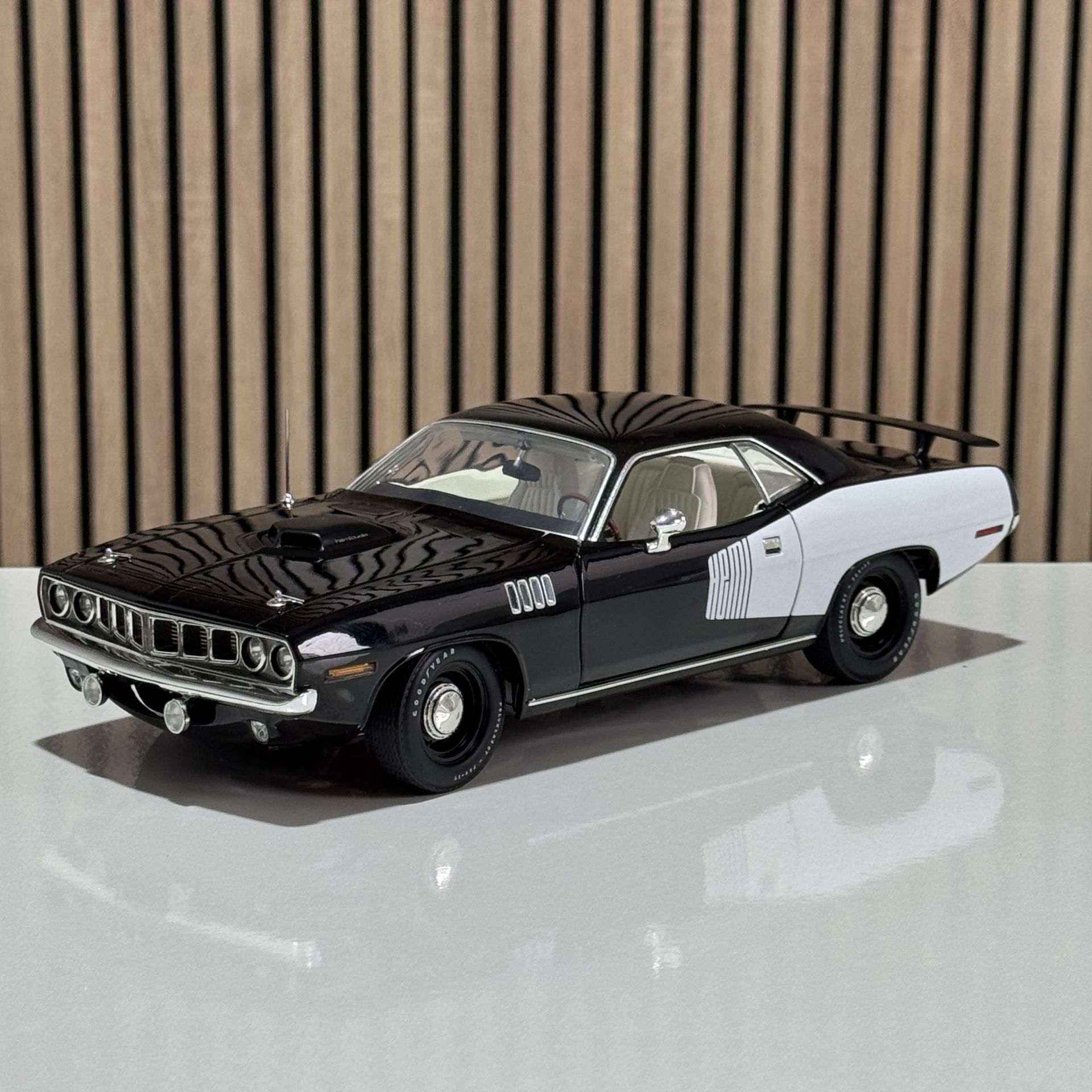 1:18 Plymouth Hemi Barracuda Black and White 1971 - ACME