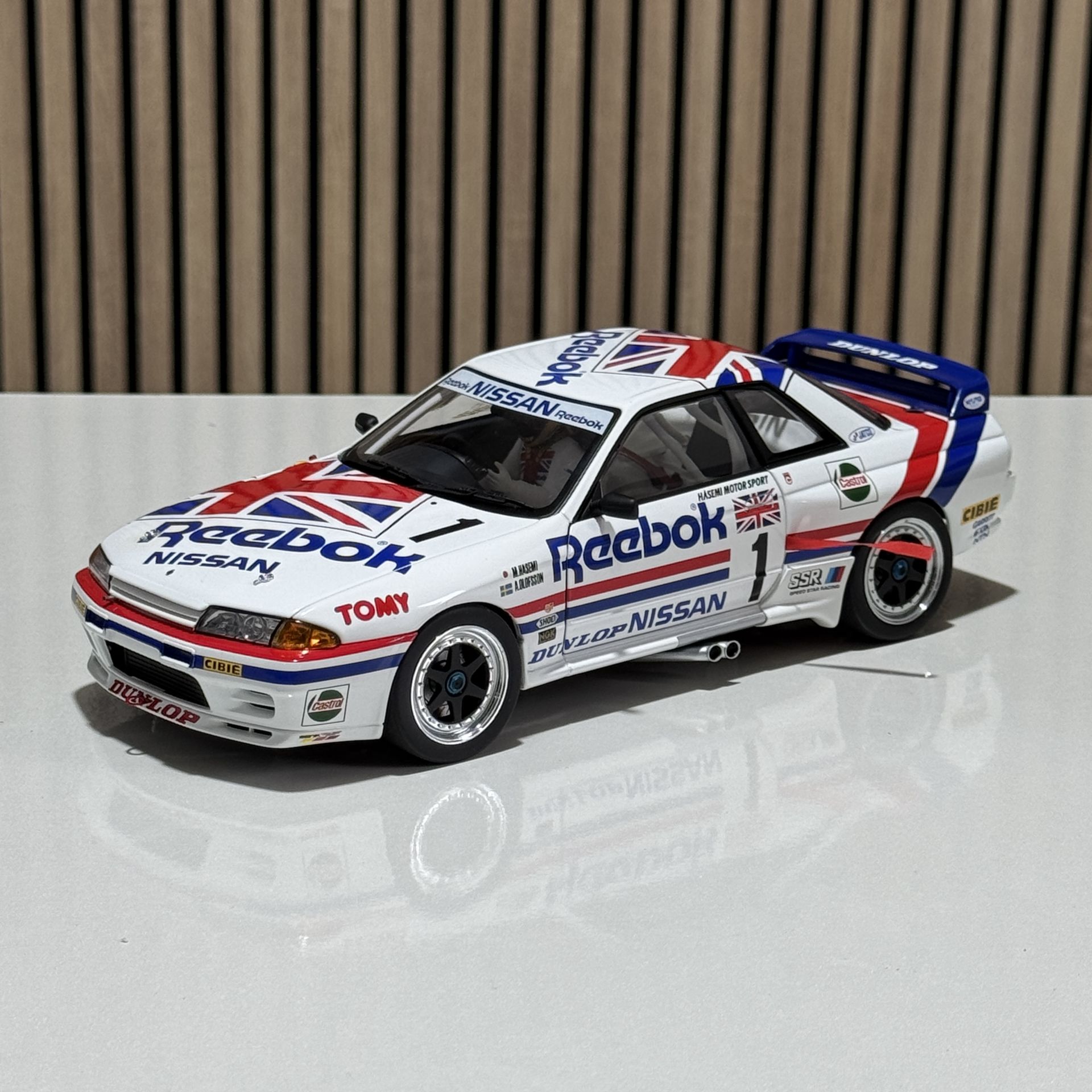 1:18 Nissan Skyline R32 Reebok with Driver Figure - Autoart Mill