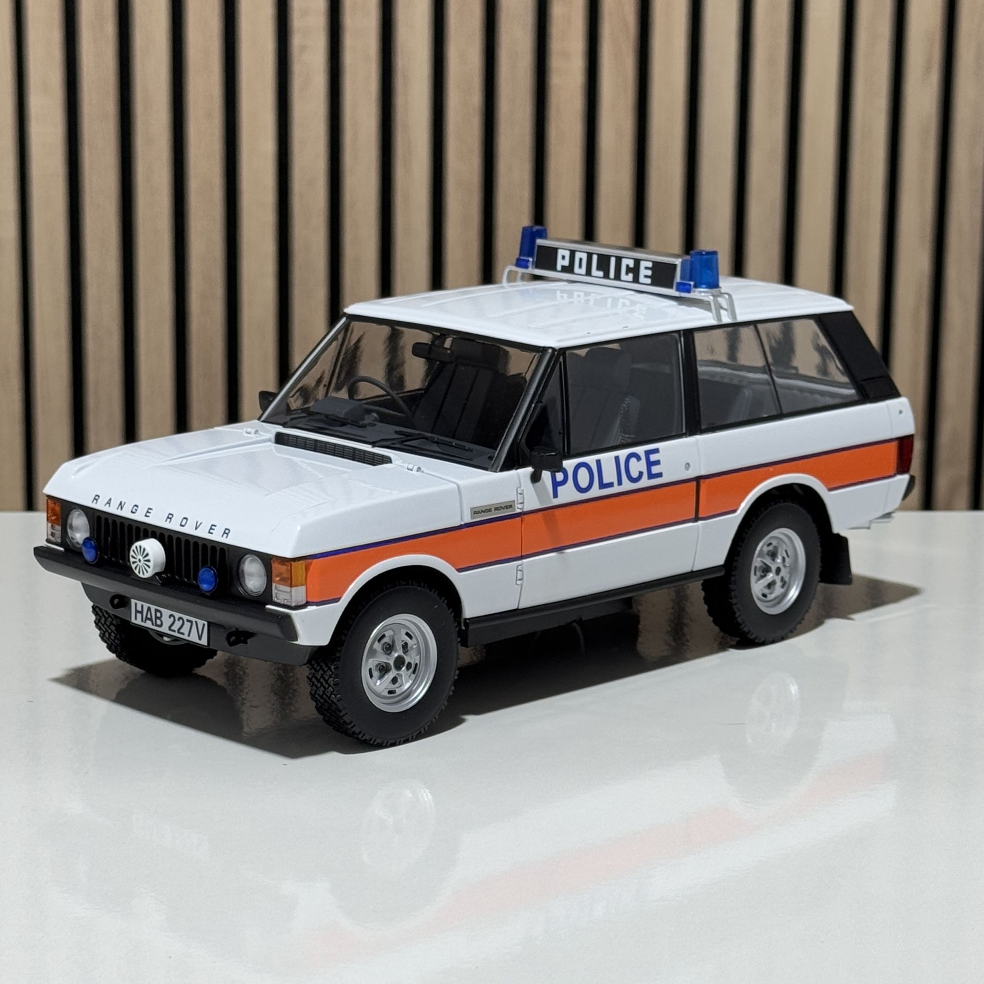1:18 Land Rover Range Rover Classic Police Car - Almost Real