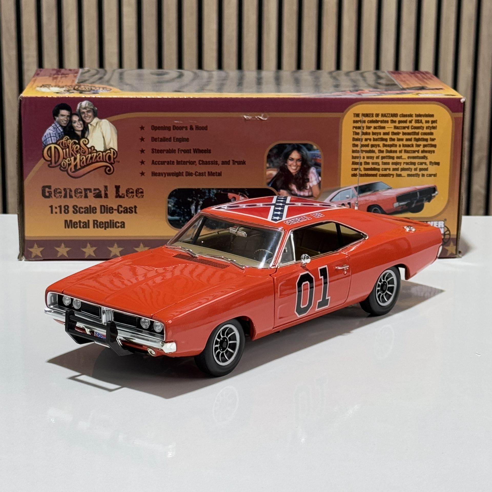 1:18 Dodge Charger General Lee The Dukes of Hazzards -Auto World