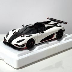 1:18 Koenigsegg One:1 White/Carbon Black 79016 - Autoart
