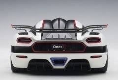 1:18 Koenigsegg One:1 White/Carbon Black 79016 - Autoart